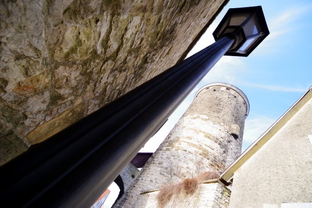 古色古色的瞭望塔，前面有一盏铸铁路灯，视角极为广角图片下载