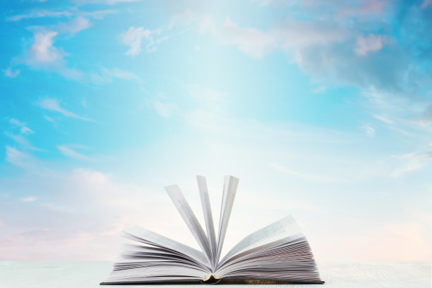 桌子上的书在天空下图片下载
