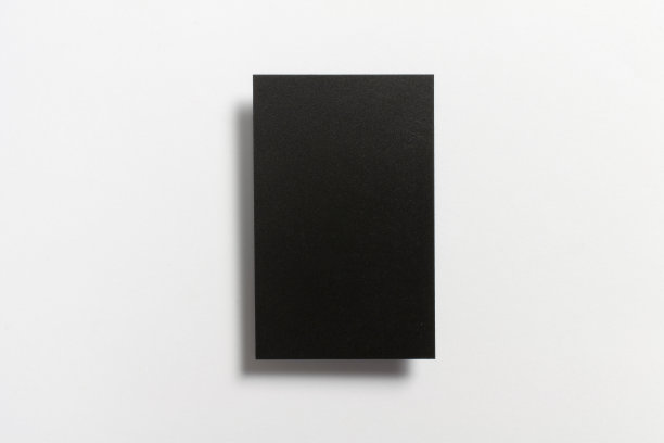 黑色空白无光表面纹理垂直名片飞行和孤立在白色背景，英国标准尺寸85毫米宽x 55毫米高，真正的专业工作室照片。图片下载