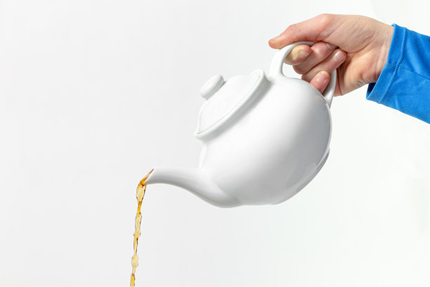 女孩倒茶图片下载