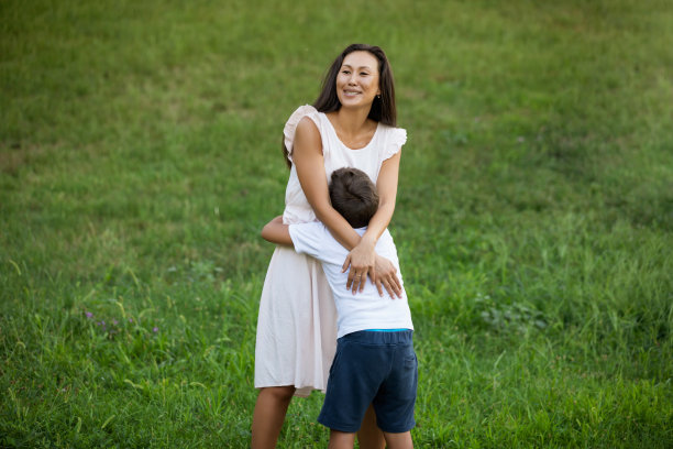 可爱活泼的孩子和妈妈在公园户外玩耍图片下载