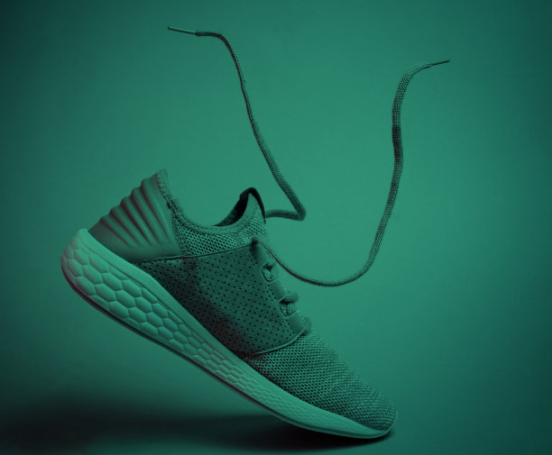 带鞋带的跑步运动鞋。霓虹灯图片下载