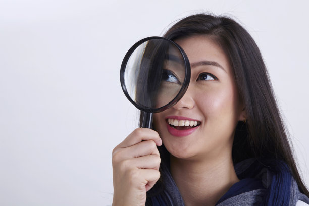在白色背景上用放大镜的女人图片下载