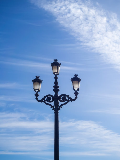 西班牙街头的老式灯笼图片下载