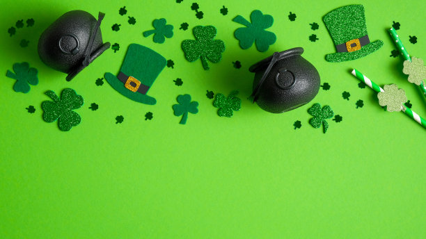 圣帕特里克日框边框三叶草三叶草和四叶草，盆金色，爱尔兰精灵帽子在绿色的背景。圣帕特里克节快乐的概念。横幅设计，贺卡模板图片下载