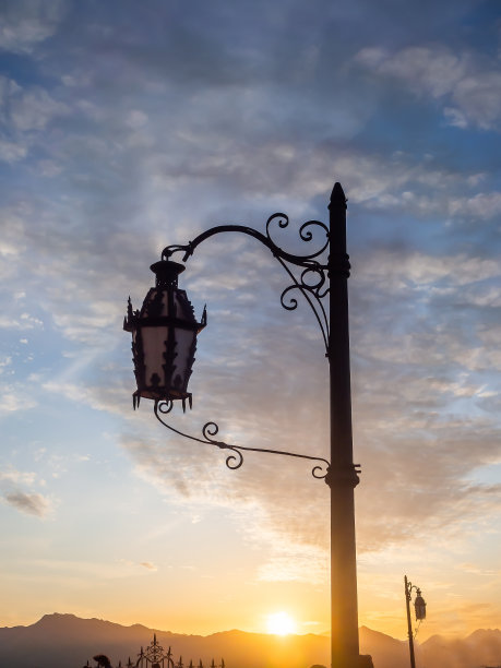 西班牙街头的老式灯笼图片下载