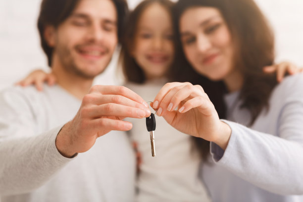 快乐的父母和小女儿拿着他们新家的钥匙图片下载