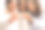 快乐的父母和小女儿拿着他们新家的钥匙图片下载