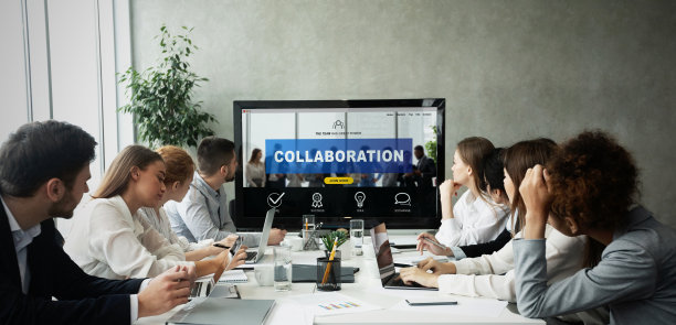 业务团队在办公室进行协作演示图片下载