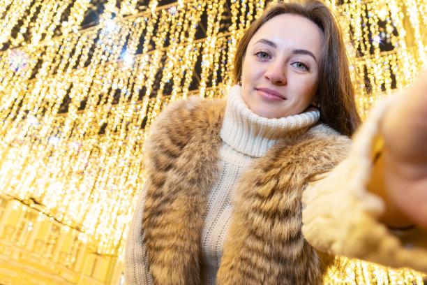 女人在灯光背景下自拍图片下载