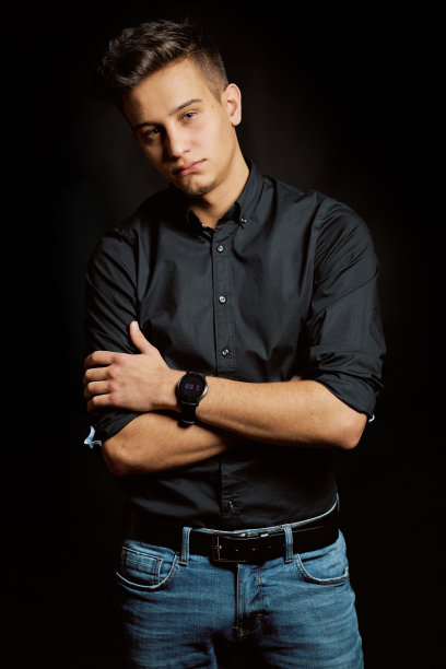 时尚肖像的年轻男子在衬衫上的黑色背景图片下载