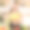 在厨房里往玻璃杯里倒冰沙的运动女人图片下载