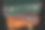 老摧毁了手提箱。长途旅行中使用的旅行箱黑暗的背景。图片下载