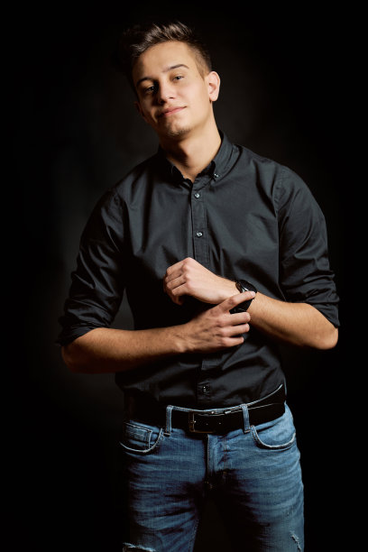 时尚肖像的年轻男子在衬衫上的黑色背景图片下载