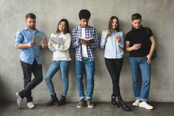 国际学院的学生拿着书和小玩意，休息图片下载