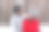 在冬季公园里，一对年轻的夫妇用爱的目光看着对方图片下载