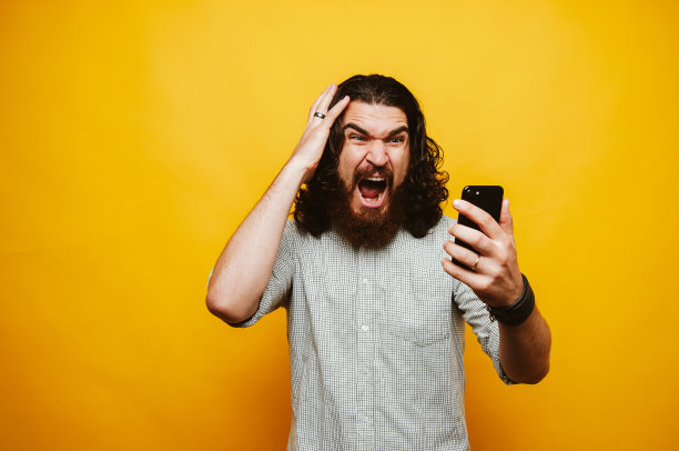 担心信用账户的胡须男人的照片图片下载