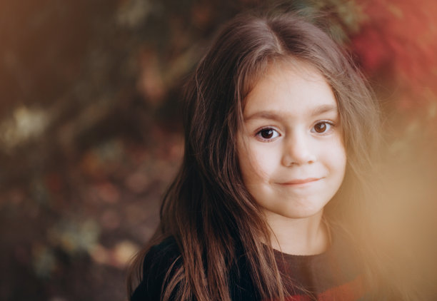 秋天森林里可爱的小女孩的画像。图片下载