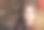 秋天森林里可爱的小女孩的画像。图片下载