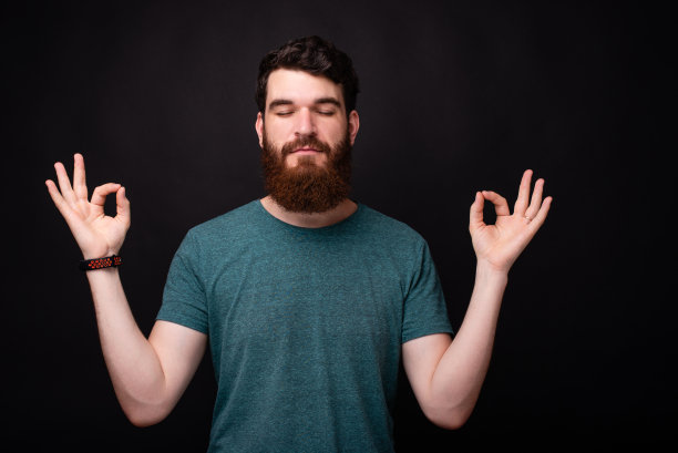 大胡子男人的照片，保持冷静，快乐的压力自由的男人图片下载