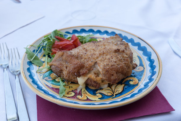 炸肉排和芝麻菜图片下载