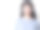 小女孩戴着耳机听白色背景音乐的肖像图片下载