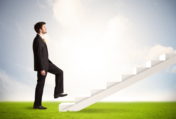 在大自然中，商人爬上白色楼梯图片下载