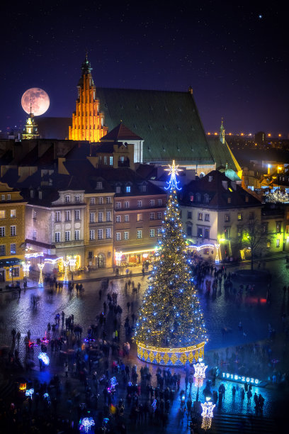 波兰华沙老城的城堡广场上挂着圣诞树图片下载