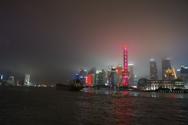 上海塔在夜晚被雾照亮图片下载