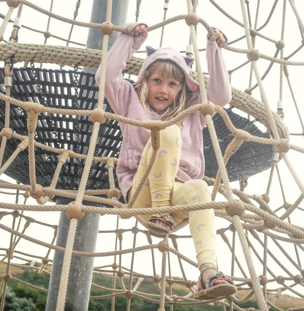 爬架上的女孩图片下载