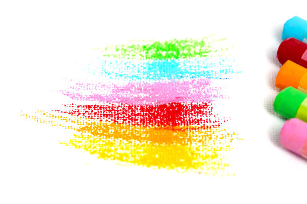 面包屑和彩色粉笔块，在白纸上用油粉画水彩画。黄色，粉色，红色，绿色，灰色，浅绿色，深红色图片下载