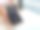 男人手里拿着的豪华项链上有写着“爱与排钻石”的礼盒首饰。情人节的概念。本空间图片下载