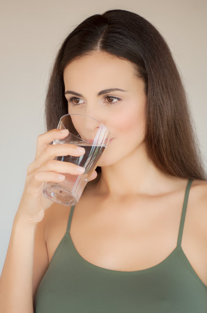 长头发的女孩喝一杯水图片下载