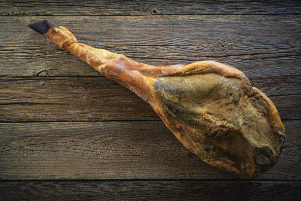 伊比利亚火腿乡下木头上的伊比利亚火腿腿图片下载