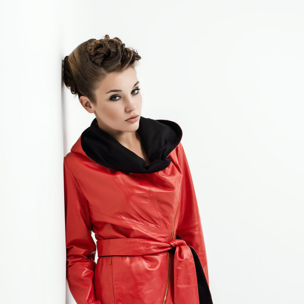 穿着皮衣摆姿势的漂亮年轻女子图片下载