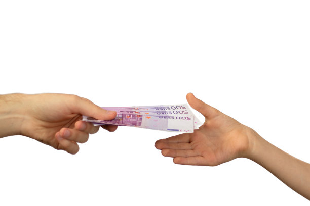 大人给孩子纸币。继承、转移或支付未成年劳动的概念。500欧元面额的欧洲货币。500图片下载