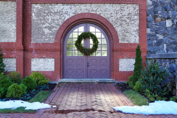 圣诞花环挂在一套双开门上图片下载