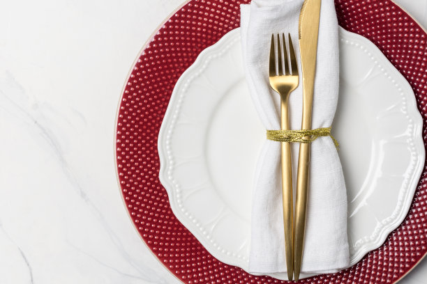 把餐叉和餐刀放在盘子上图片下载