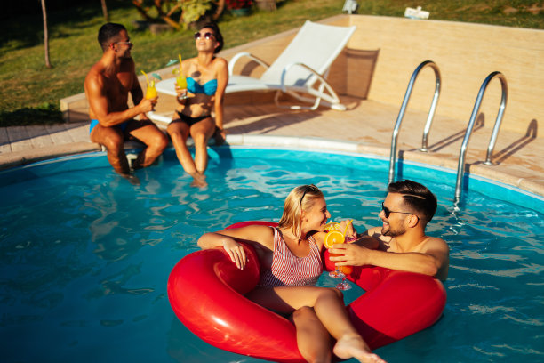好玩的朋友在泳池聚会上闲逛图片下载