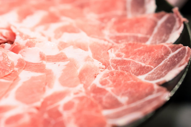特写猪肉片的日式涮锅和素喜烧套餐图片下载