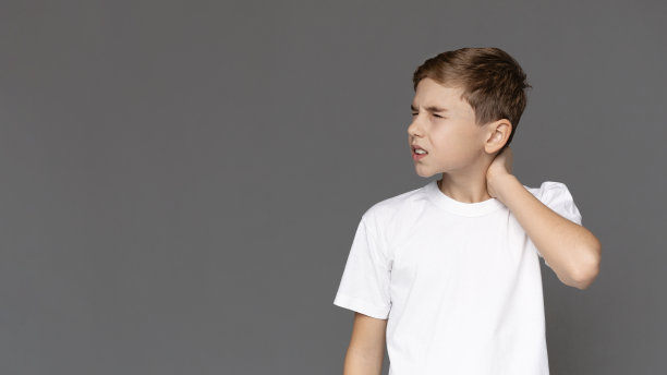 十几岁的男孩把手放在脖子后面图片下载