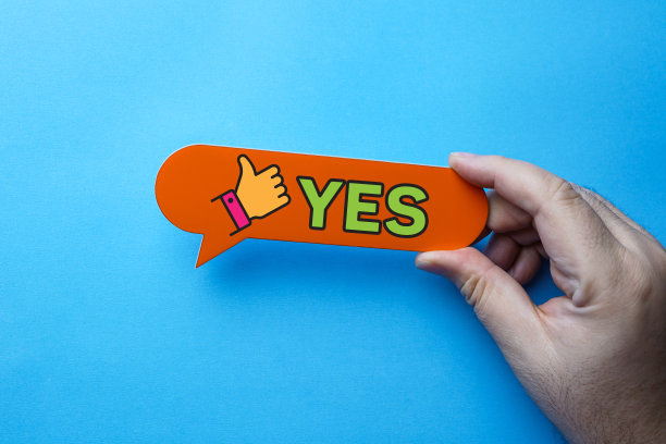 是的-橙色的语音泡泡在蓝色的地面图片下载