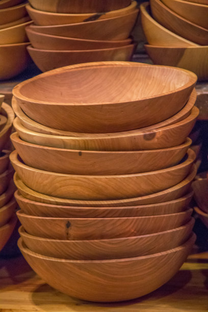 一堆待售的木碗图片下载