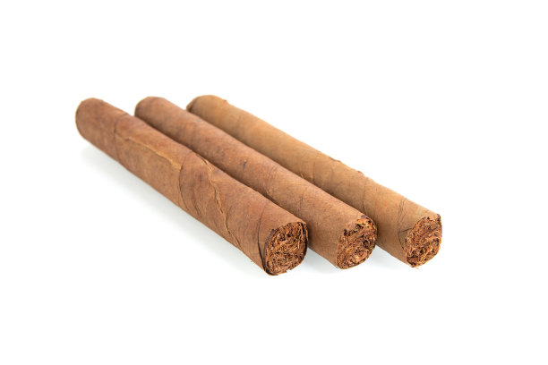 白色背景上的古巴雪茄图片下载