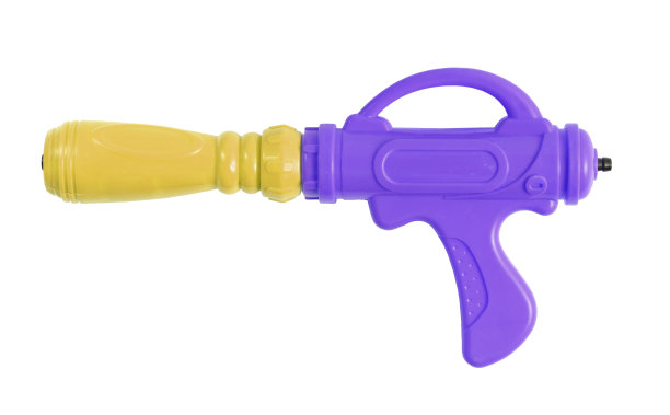塑料水枪隔离在白色背景上图片下载