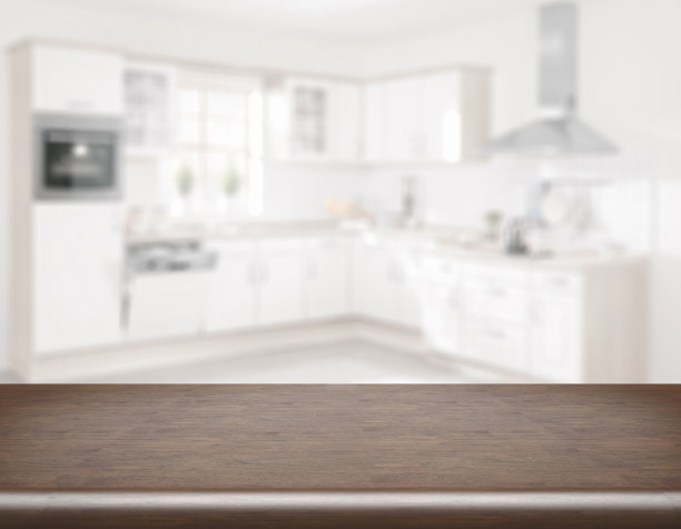 在模糊的厨房前清理桌面图片下载