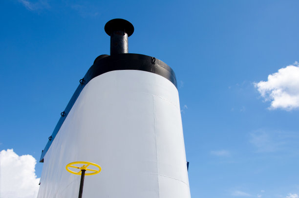 白色轮船的烟囱映衬着蓝天和白云图片下载