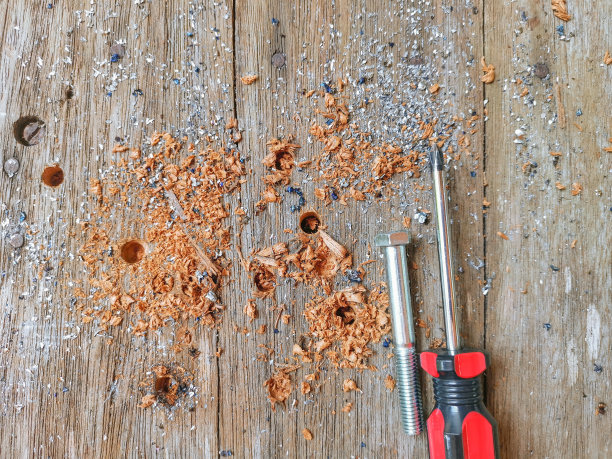 结和螺丝刀图片下载