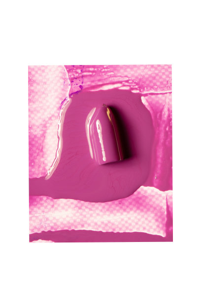 白色背景上的淡紫色口红纹理的照片。图片下载