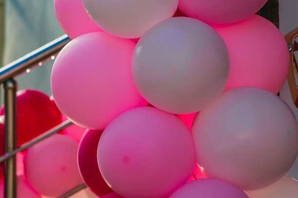 一组粉红色和白色的带雪的空气珍珠球被用来装饰外面图片下载